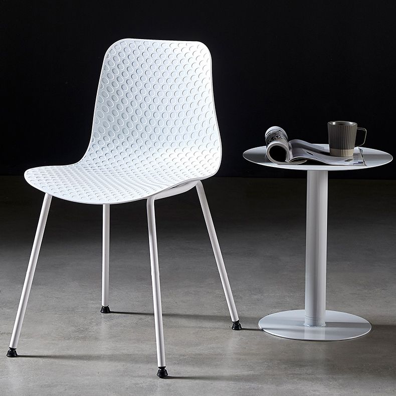 La salle à manger contemporaine en métal préside la chaise sans bras de salle à manger en plastique pour l'usage de restaurant