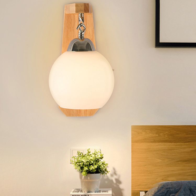 Luz de pared de globo de vidrio de leche con lámpara de pared contemporánea de bombilla de madera en blanco para dormitorio