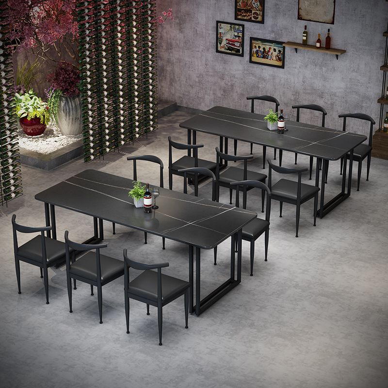 Mesa de comedor de estilo industrial Mesa de comedor de piedra sinterizada negra con base de metal