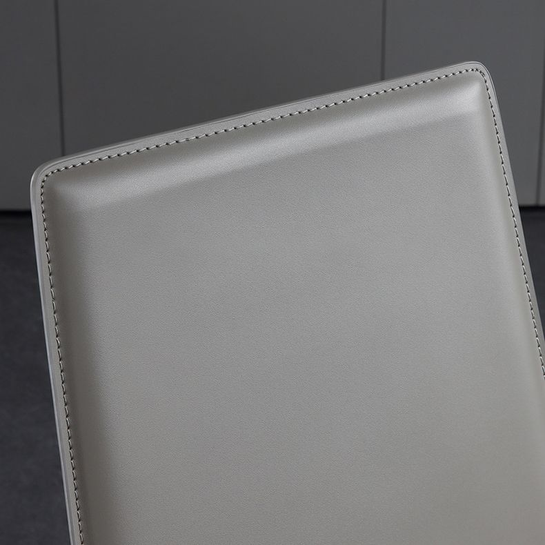 Silla lateral curvada de cuero contemporánea Silla Parsons con acabado mate