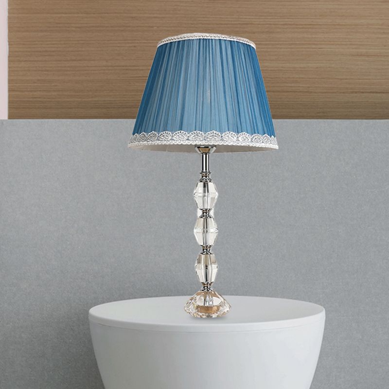 Lampada da tavolo affusolata per camera da letto tradizionale in tessuto 1 lampada da notte azzurra con sfera di cristallo decorativa