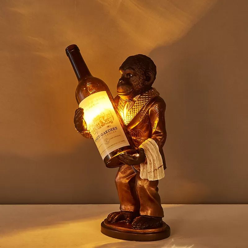 1-Licht-Schreibtischlampe Retro Gorilla Halten Weinbernglas Nachttischbeleuchtung in Rot/Gold