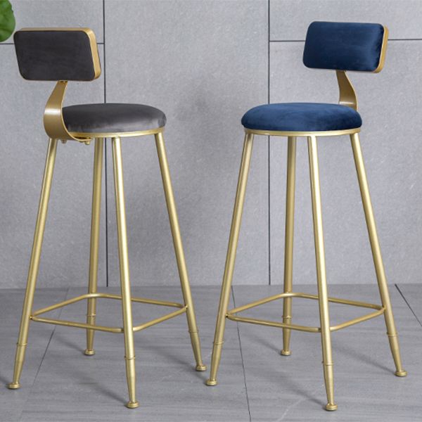 Tabouret de comptoir sans accoudoirs avec dossier Glam, tabouret de bar en fer pour salon de beauté avec coussin en daim