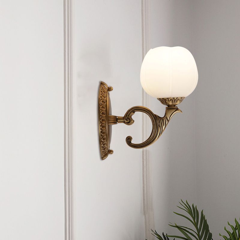 1 testa in vetro bianco montato a parete montata in ottone in ottone blossom phera hearone wall doconce