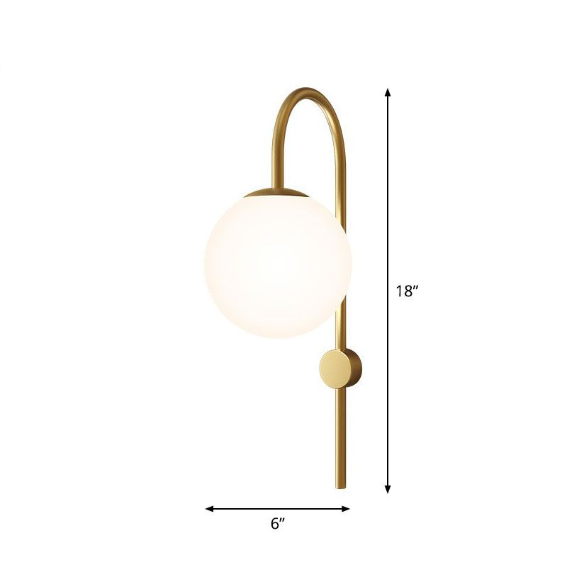 Creme Glass Globe Wandlampe Postmoderne 1-Bulb-Wandbeleuchtung mit Schwanenhalsarm in Gold