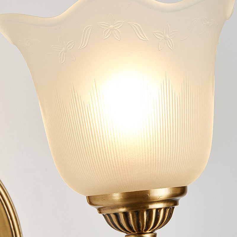 Éclairage mural en verre d'opale Fleur Style vintage 1/2 Light Lampe murale de chambre à coucher avec un bras en métal doré