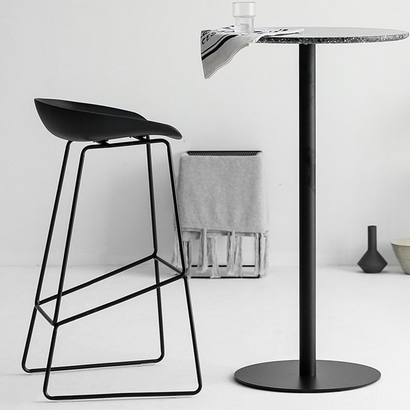 Comptoir en plastique moderne et tabouret de bar, seau, repose-pieds, pour café