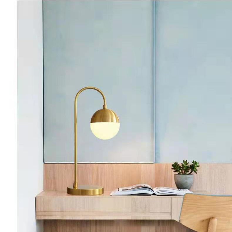 Una lampada da scrivania in metallo in stile decorazione postmoderna leggera per il soggiorno della camera da letto