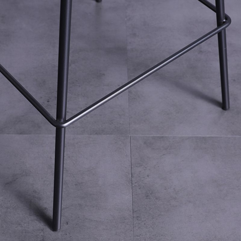 Tabouret de bar industriel rembourré blanc, haut d'intérieur noir avec siège baquet