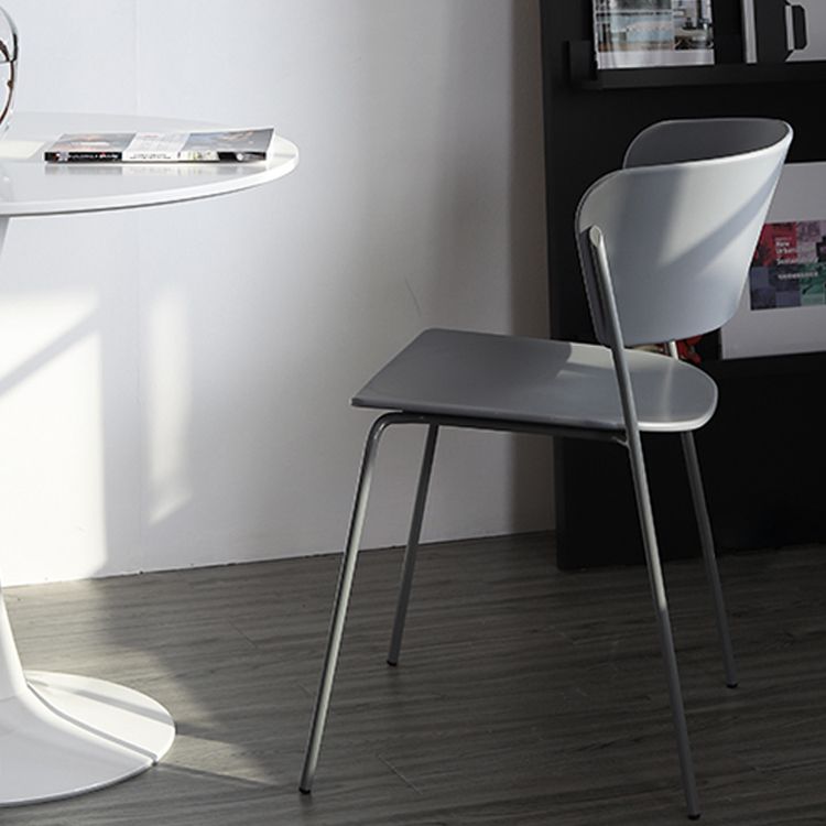 Silla lateral escandinava de plástico para interiores y exteriores, silla con respaldo abierto