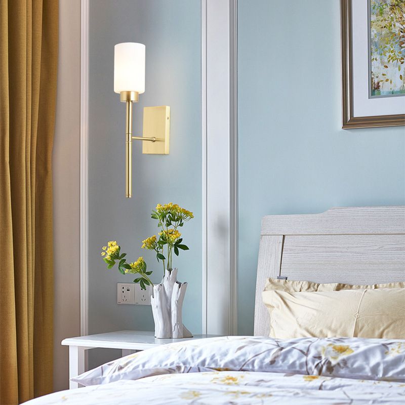 Hedendaagse SCONCE -lichten Brassarm Wandlicht voor hotelslaapkamer in witte glazen schaduw