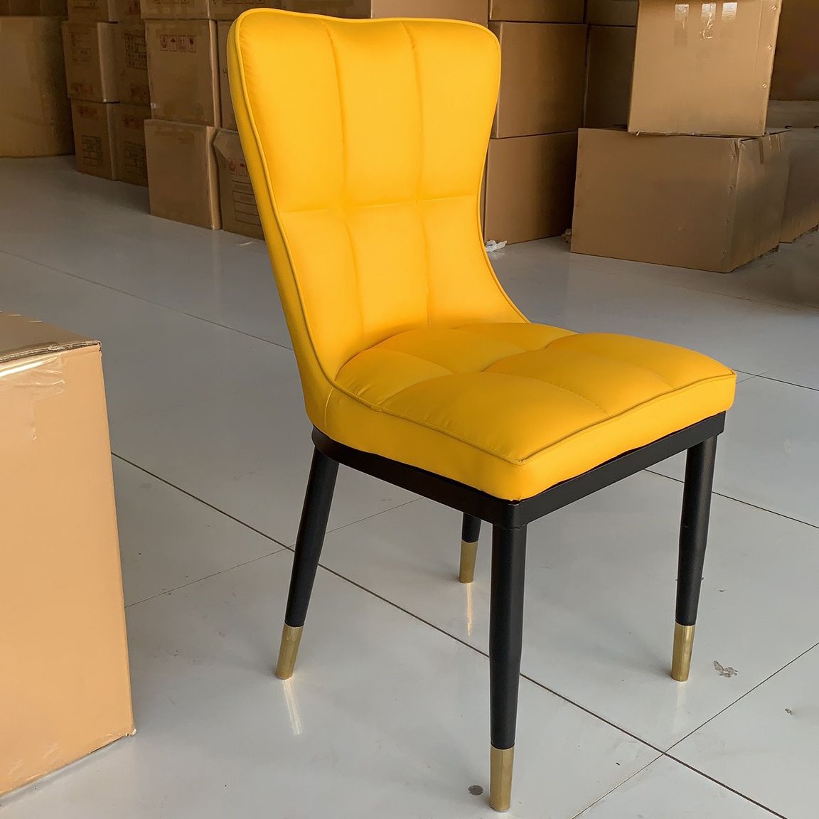 Sillas de comedor sin brazos de cuero modernas, sillas laterales tapizadas con patas de metal