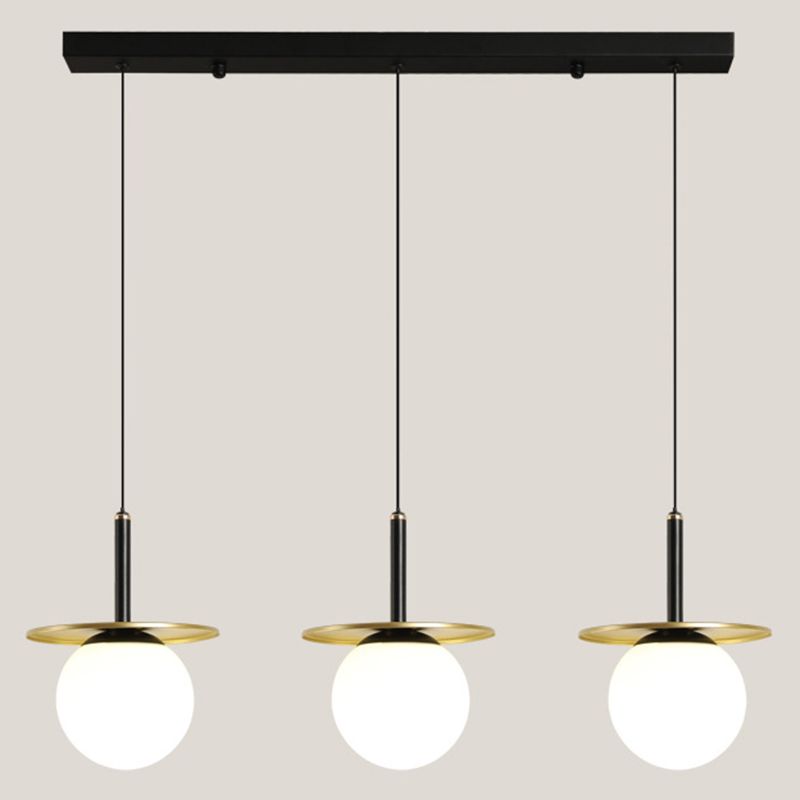 28.3 "Globo de vidrio blanco de ancho de 3 luces Ligera de metal redonda Decoración de lámina de metal de estilo posmoderno Costilización de iluminación en oro