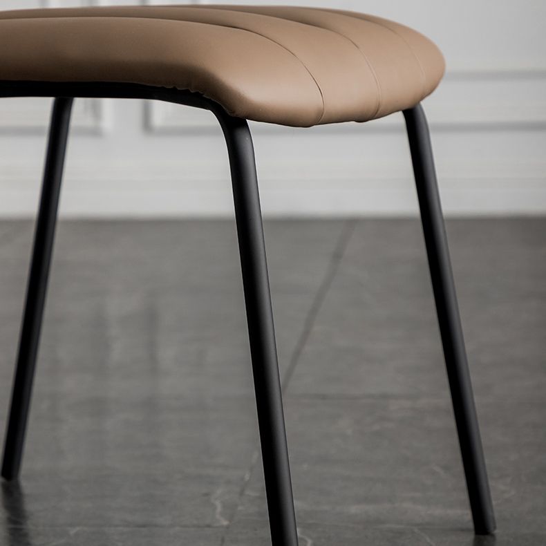Silla lateral tapizada industrial con respaldo abierto y acabado mate (juego de 4)