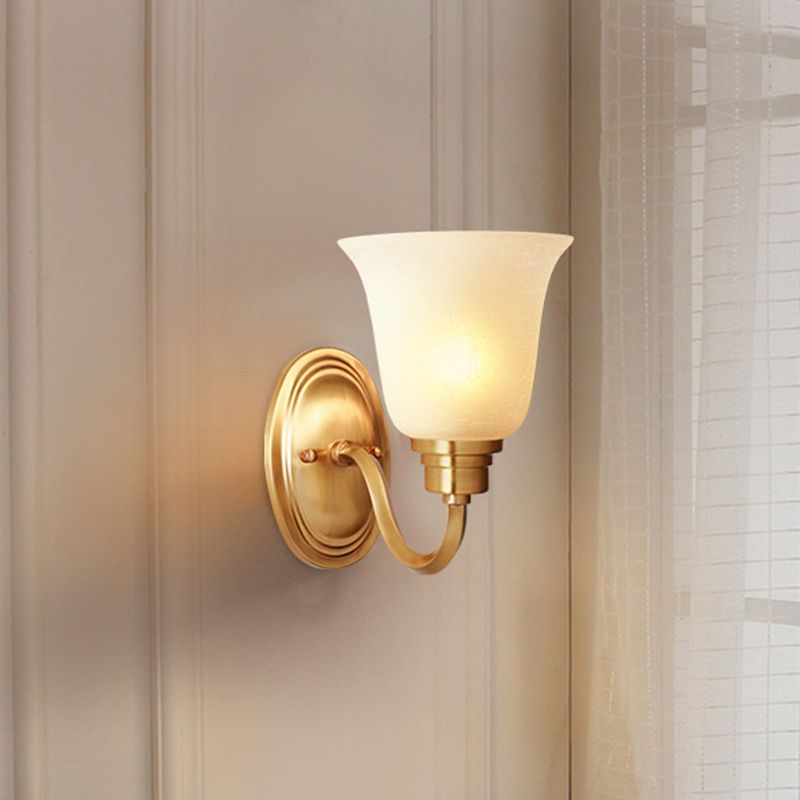 Iluminación de montura de pared sombreada tradicional lámpara de pared de vidrio de una sola bombilla en oro