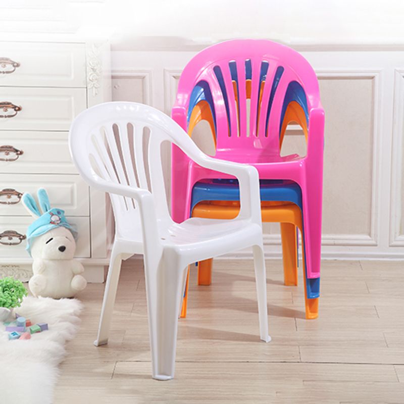 El plástico moderno que cena el brazo preside los sillones apilables caseros del listón que cenan