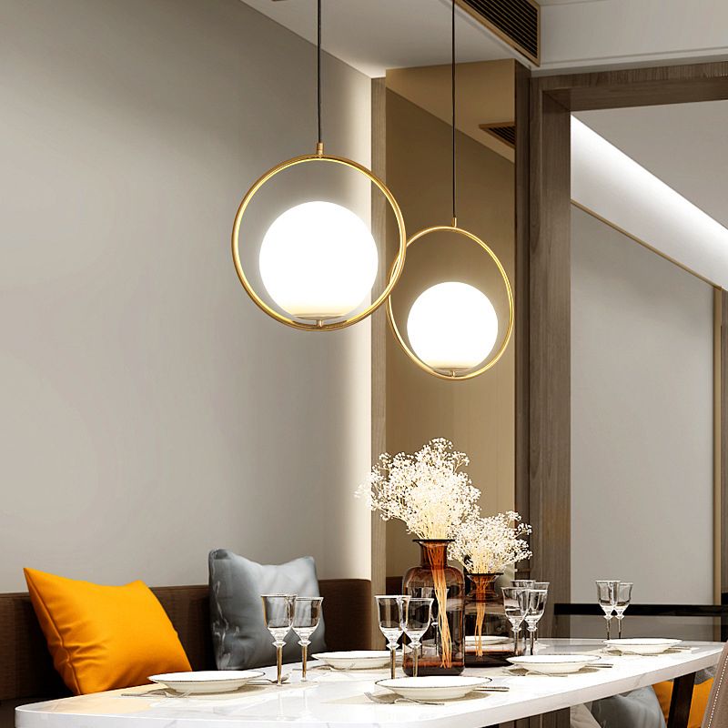 Goldene Kugel Drop Lampe zeitgenössische 1 Glühbirnen -Creme -Glas -Deckenleuchte für Schlafzimmer