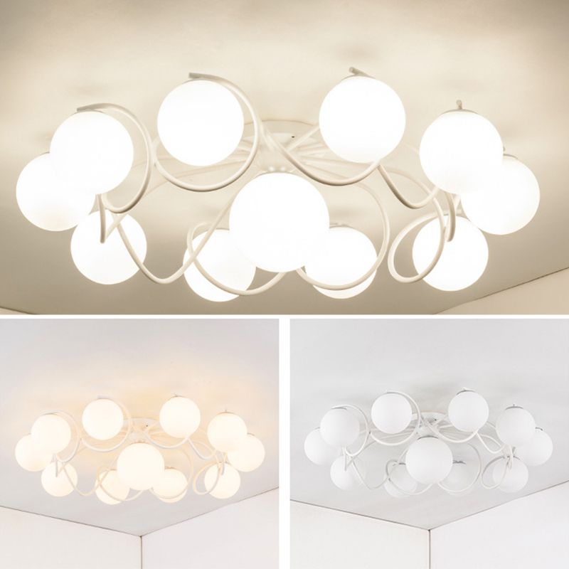 Weißer Glasball -Cluster Deckenleichter zeitgenössischer Einfachheitstil Semi Flush Mount Lampe mit Eisen kreativer Lampe Pfosten