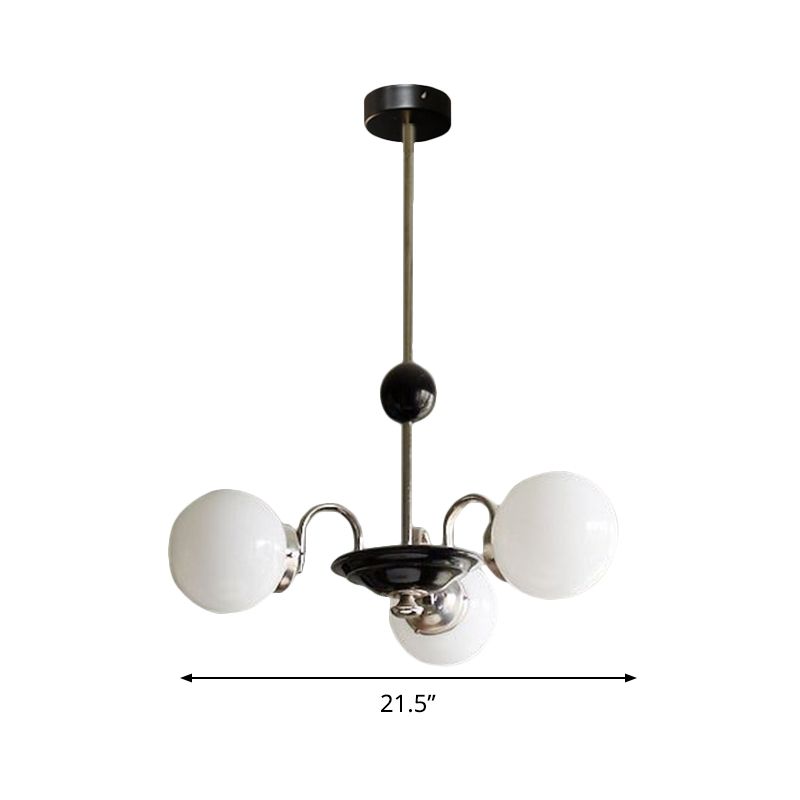 Mitte des Jahrhunderts 3 Lampenlampen Kronleuchter Metall Chromsaucer Tropfenlampe mit Globe Opalin gefrostetem Glasschatten