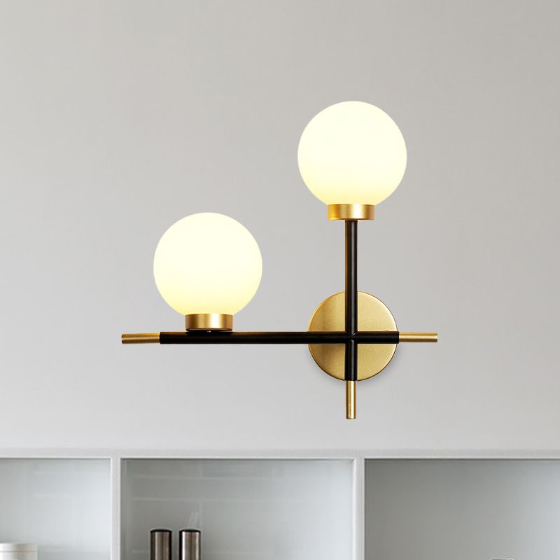 2-Bulb Milky Glass Sconce Lightture Modern Black Double Globe Salon Lampe murale avec conception de croix