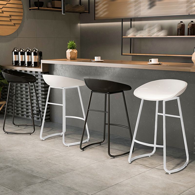Contemporary Iron Base Bar Stools Plastic Bucket Seat Barstool for Home