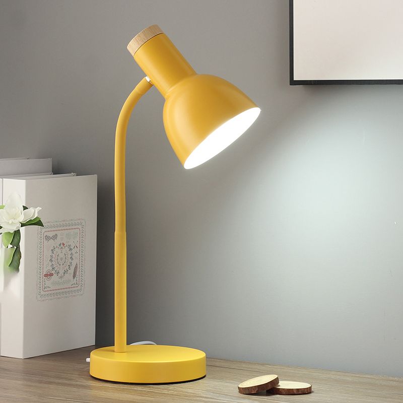 Lampada da tavolo a forma di campana in stile moderno Lampada da comodino in metallo a 1 luce