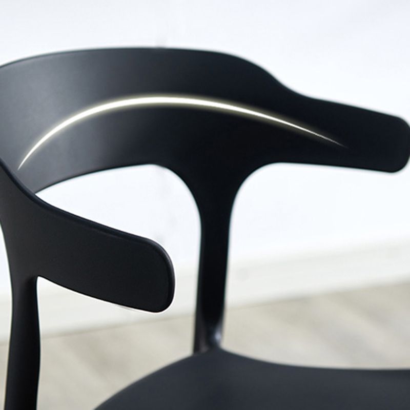 Silla lateral apilable de plástico escandinavo con respaldo abierto y acabado mate