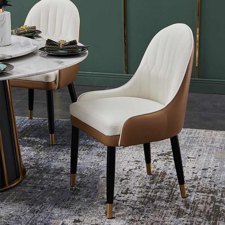 Chaise de salle à manger en cuir de style glam nordique chaise Parsons chaise avec des jambes en bois