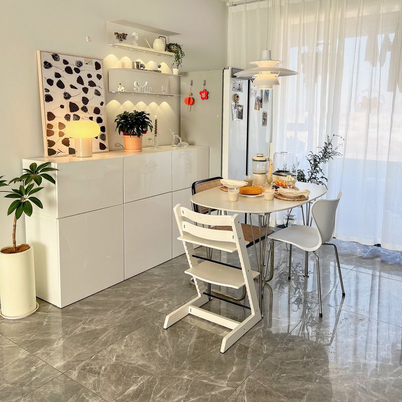 White Solid Wood Table Contemporary Oval Dining Table with 4 Legs