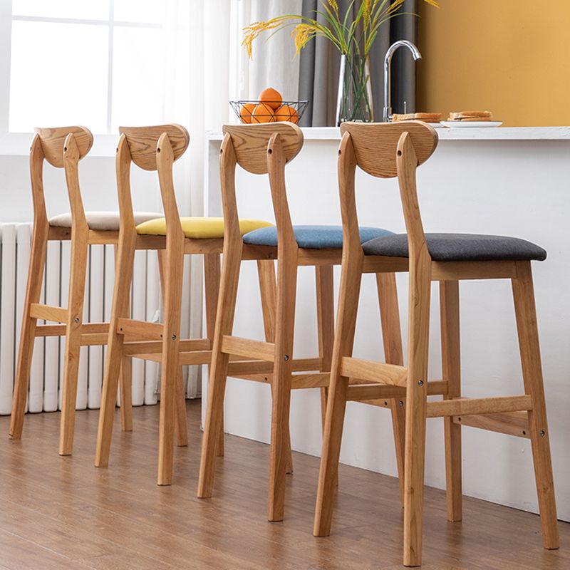 Barkruk van Scandinavisch hout met lage rugleuning, hoge binnenkruk met vierkante bekleding