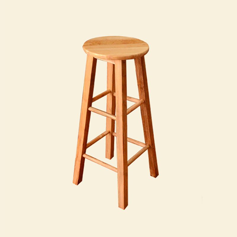 Moderner armloser, rückenfreier Barhocker aus Holz mit Holzsitz und Pedal