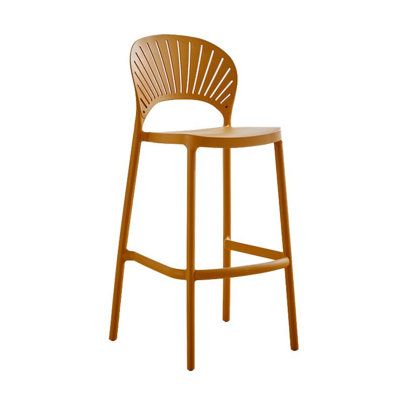 Taburete de bar de plástico de estilo moderno con reposapiés, taburete de bar apilable para exteriores con respaldo bajo