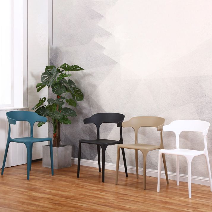 Silla de plástico moderna para interiores y exteriores, silla lateral de comedor apilable con respaldo abierto para el hogar con brazo