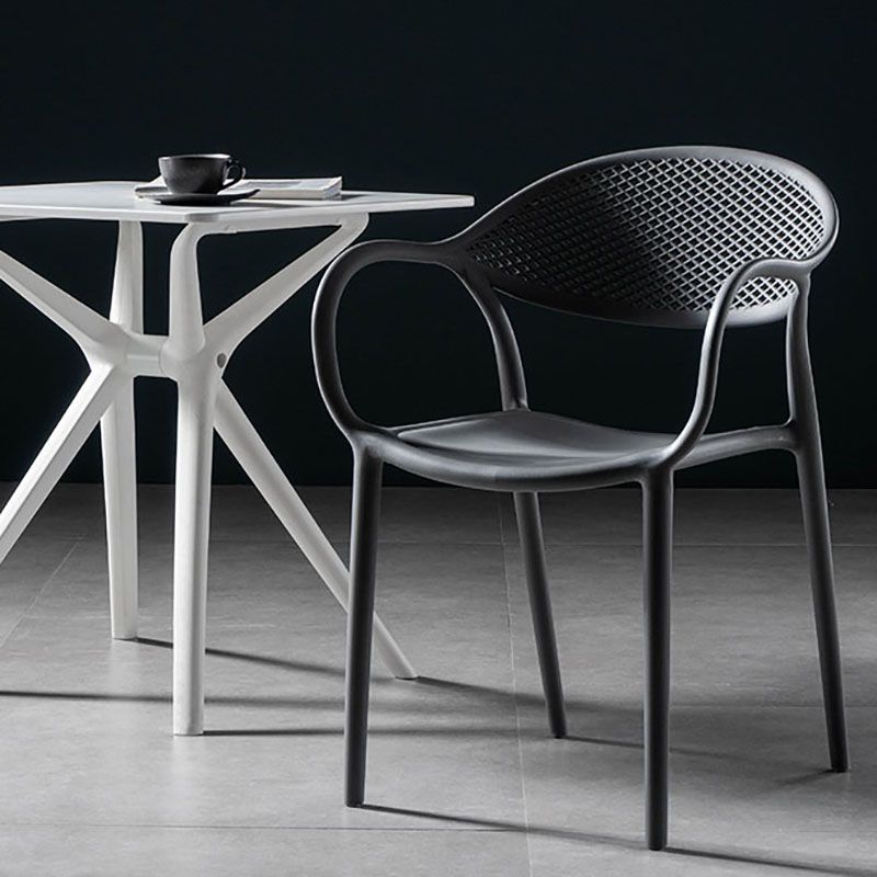 Chaises contemporaines avec bras de salle à manger, chaise latérale en plastique à dossier ouvert pour la cuisine