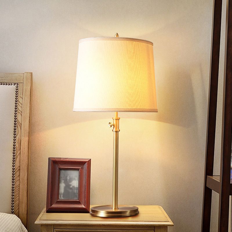 Lámpara de la mesita de noche de forma dorada Simplicidad de tela de 1 luces Luz de mesa ajustable