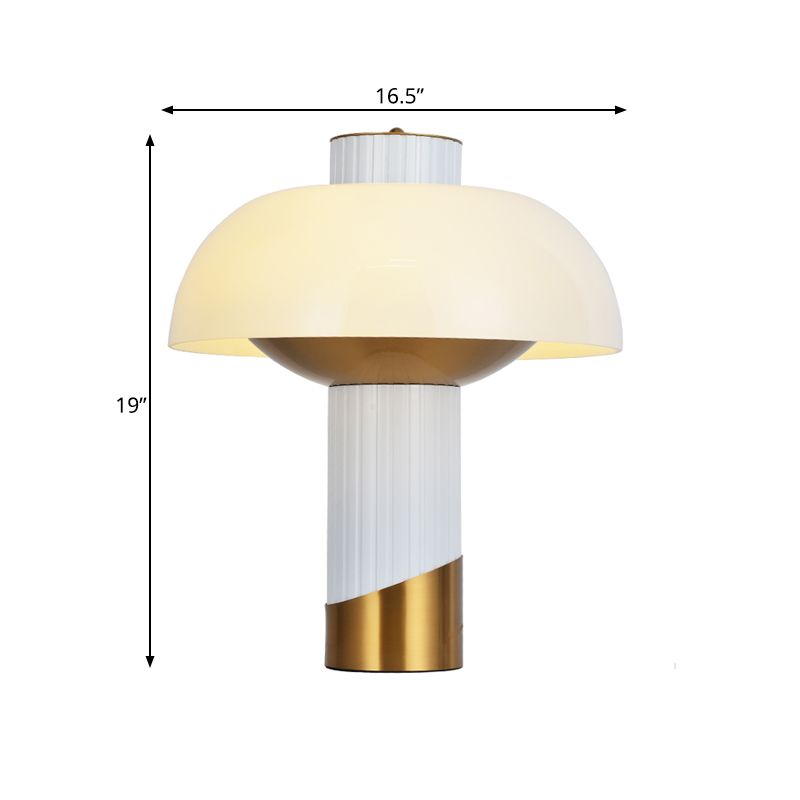 Lampada da scrivania post moderna a 1 lampadina da comodino in oro chiaro con paralume in vetro lattimo per soggiorno