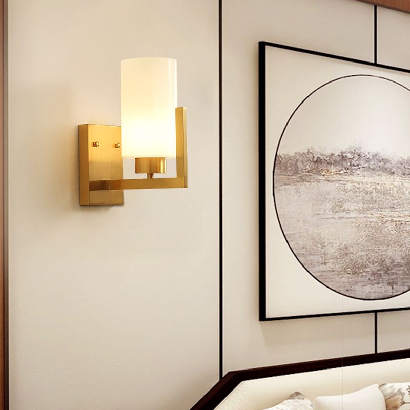 Minimalismusstil Zylinderwand Lampe 1 Leicht Opal gefrostetes Glaswandlicht in Messing für Schlafzimmer