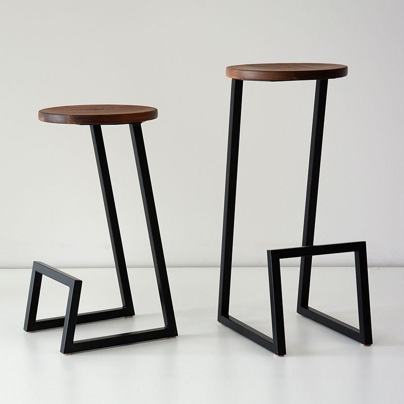 Modern Style Iron Bar Stool with Footrest Bristol Creative Bar Stool (set of 2)