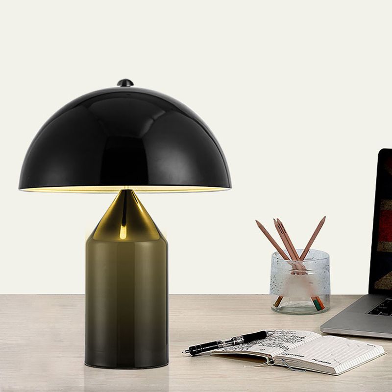 Nächte und Lampe für das Schlafzimmer mit Metallpilz-Look-Tisch-Leuchtfestigkeit und Lampe
