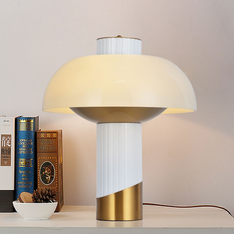 Lampada da scrivania post moderna a 1 lampadina da comodino in oro chiaro con paralume in vetro lattimo per soggiorno