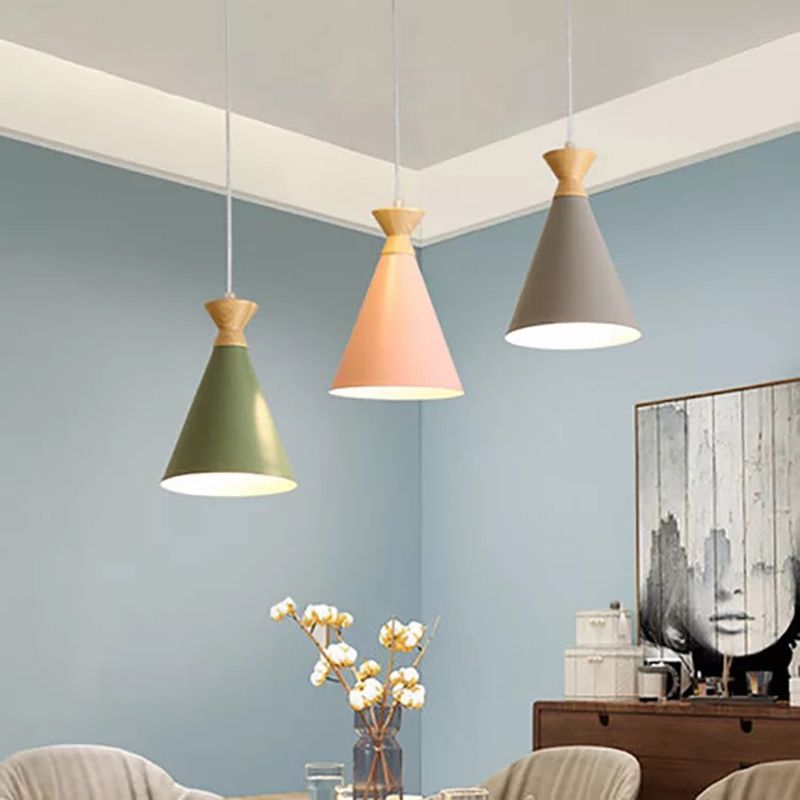 Nordique minimalisme macaron de lumière suspendue avec de la nuance conique en métal lampe à chevet en bois simple