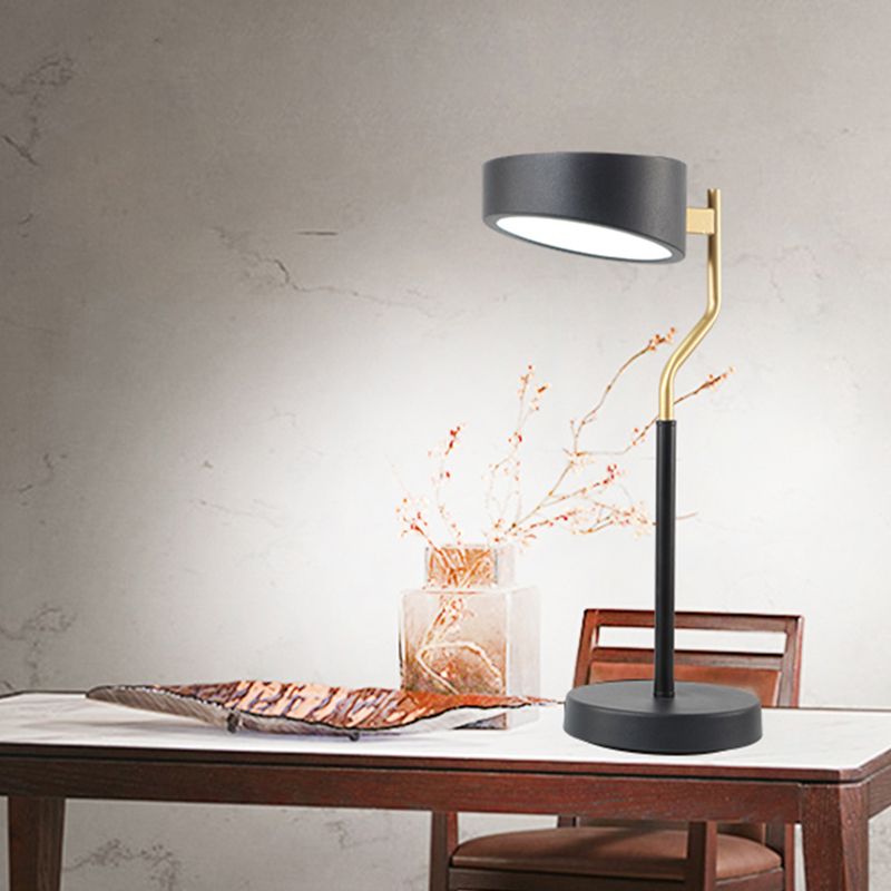 Geometrie -Tischlampe moderner Metall mit einem Lichttischlicht