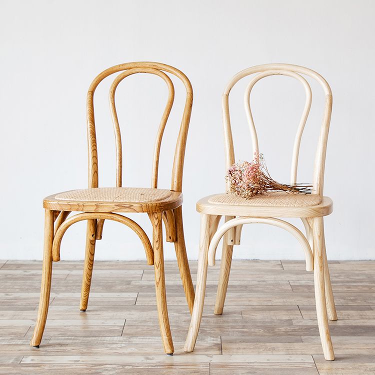 El comedor de madera del cortijo preside la silla lateral plegable trasera de Windsor para el restaurante