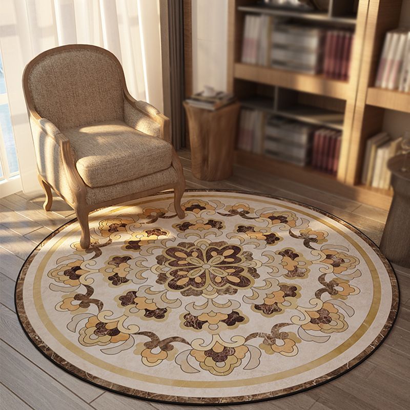 Dark Brown Vintage Rug Polyester Graphic Rug Stain Resistant Rug for Living Room