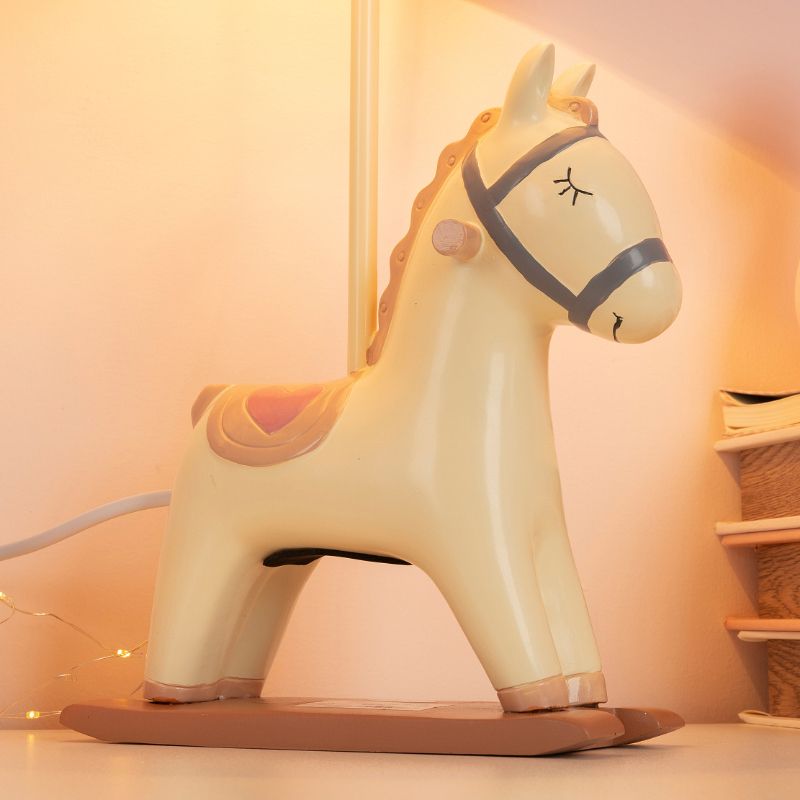Lampada da comodino per bambini in stile cavallo in resina, lampada da tavolo per camera da letto a lampadina singola con paralume in tessuto affusolato