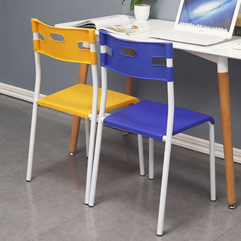 Chaises de salle à manger en plastique contemporaines, chaise sans bras latérale à dossier ouvert pour usage au restaurant