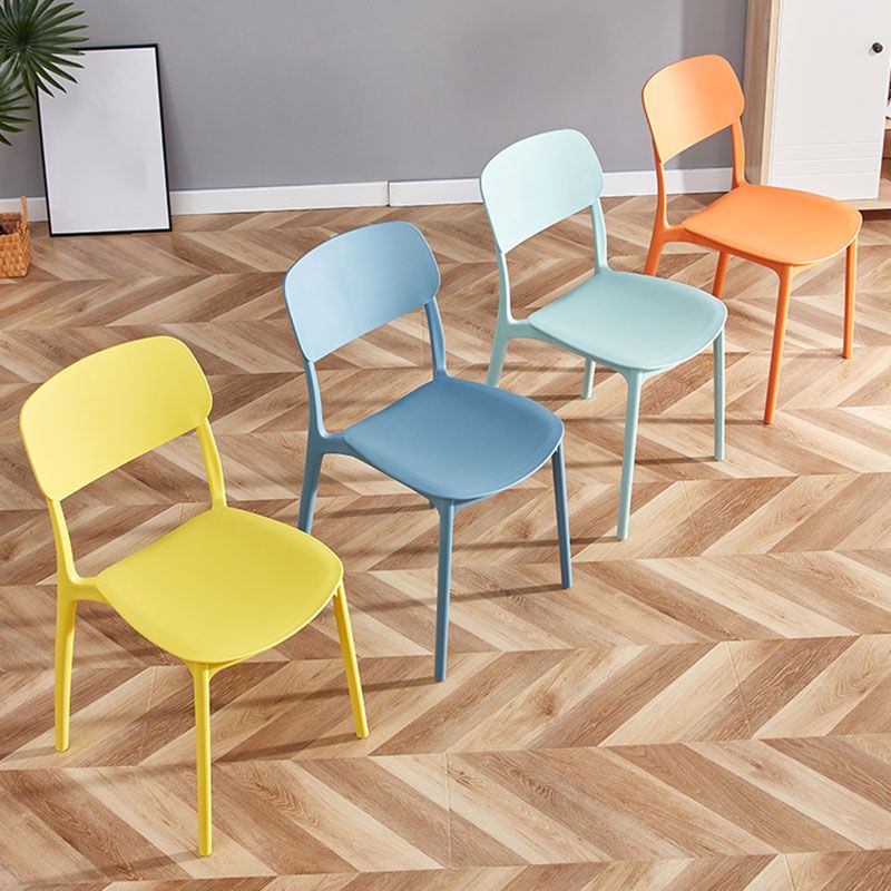 Sedia moderna sedia impilabile sedia a bracciole senza braccio con gambe di plastica per cucina