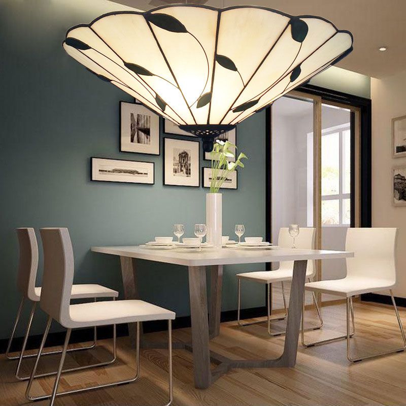 Geometrisch plafondlicht Tiffany gebrandschilderd glas 3 lichten spoeling plafondlicht met bladthema in wit/beige