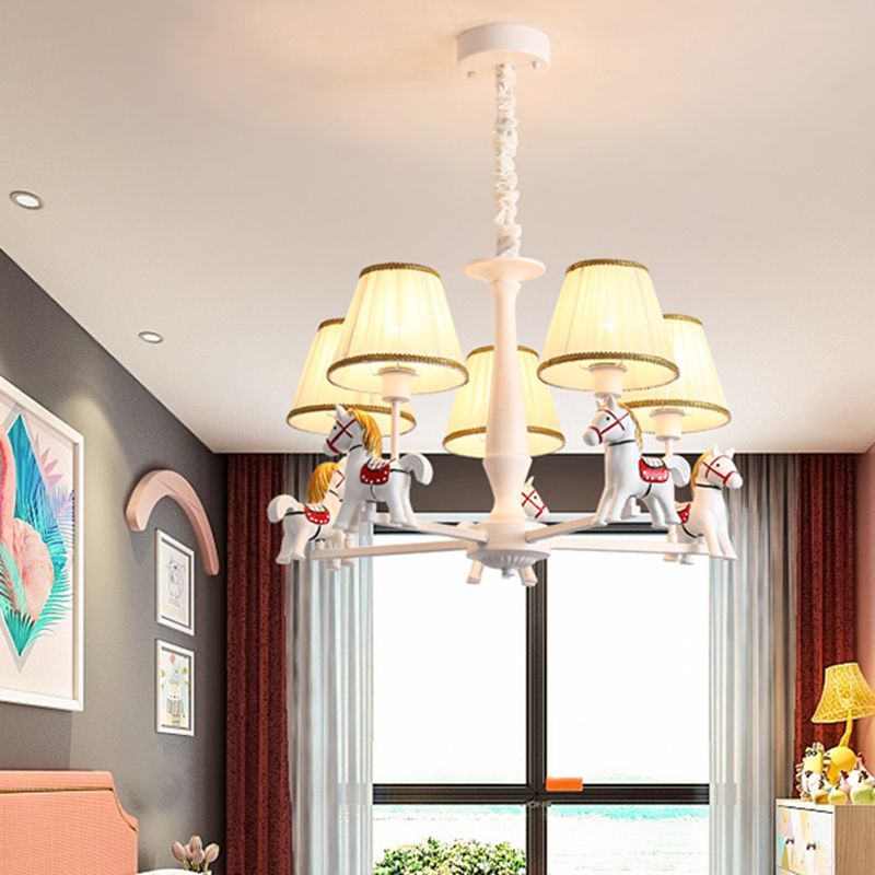 Tissu plissé Éclairage de plafond conique Carton d'éclairage de lustre blanc avec cheval en résine