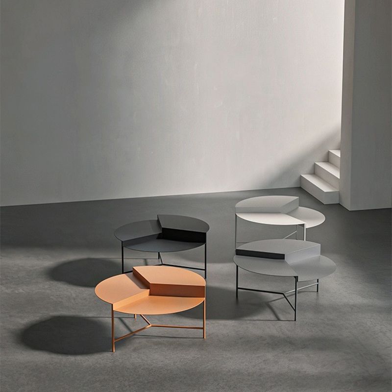 Mid-Century Modern Round Coffee Table with 3 Legs in Iron Cocktail Table